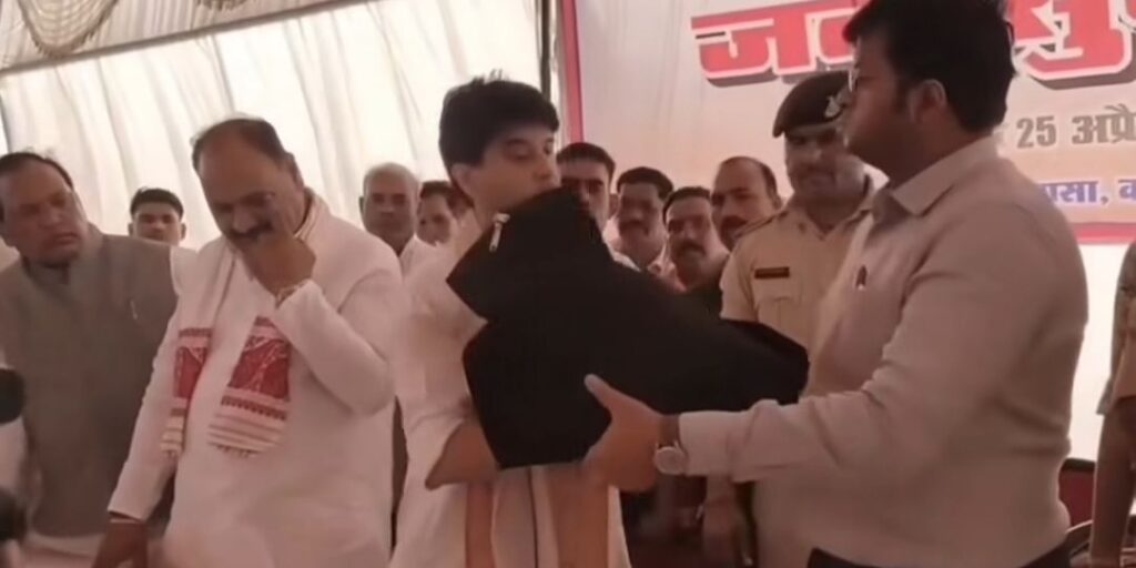 राजतंत्र के सजग प्रहरी निकले नए कलेक्टर, महाराज बोलकर किया संबोधित, सिंधिया ने पकड़ाई शिकायतों की पोटली