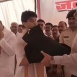 राजतंत्र के सजग प्रहरी निकले नए कलेक्टर, महाराज बोलकर किया संबोधित, सिंधिया ने पकड़ाई शिकायतों की पोटली