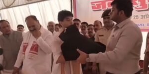 राजतंत्र के सजग प्रहरी निकले नए कलेक्टर, महाराज बोलकर किया संबोधित, सिंधिया ने पकड़ाई शिकायतों की पोटली