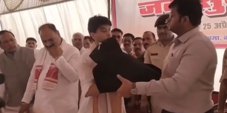 राजतंत्र के सजग प्रहरी निकले नए कलेक्टर, महाराज बोलकर किया संबोधित, सिंधिया ने पकड़ाई शिकायतों की पोटली