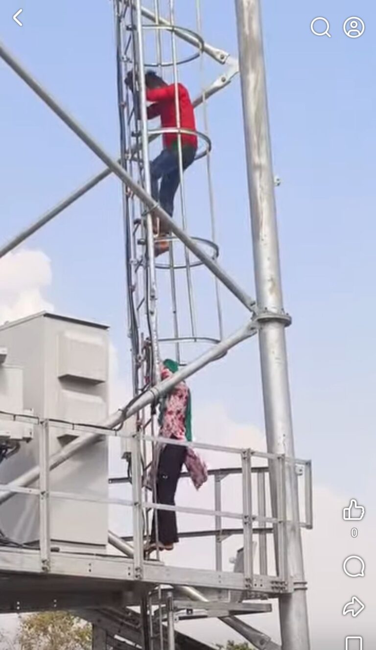 शोले में धर्मेंद्र को मौसी ने टंकी से उतारा, गणेशखेड़ा में प्रेमी-प्रेमिका को टॉवर से पुलिस ने उतरवाया