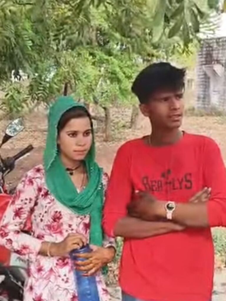 शोले में धर्मेंद्र को मौसी ने टंकी से उतारा, गणेशखेड़ा में प्रेमी-प्रेमिका को टॉवर से पुलिस ने उतरवाया