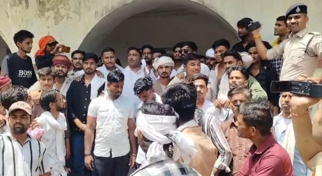 करेरा में ओबीसी की निकली रैली, एसडीओपी के खिलाफ लगाए नारे, एडिशनल एसपी को सौंपा ज्ञापन