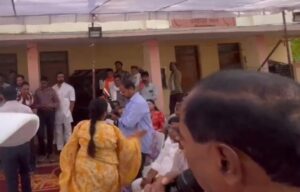 जल गंगा संवर्धन के कार्यक्रम के मंच पर स्वागत न होने से गुस्से में तमतमा कर चली गईं नपाध्यक्ष
