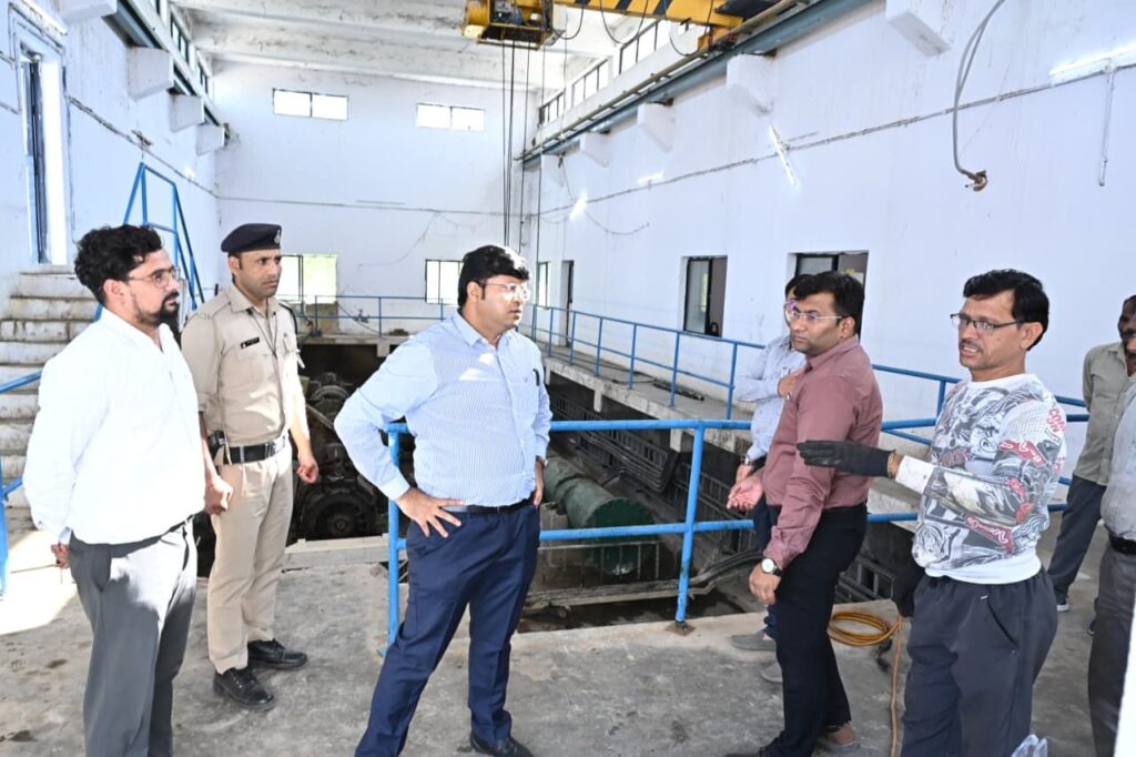 सिंहनिवास में चारपाई देखकर व पानी की बर्बादी रुकवा कर कलेक्टर पहुंचे फिल्टर प्लांट, कल से आ जाएगा सिंध का पानी