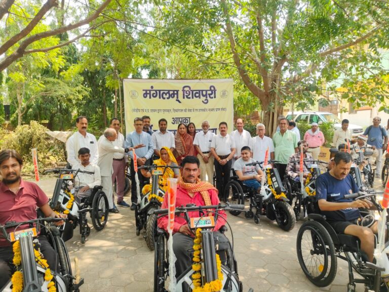 28 दिव्यांगजनों को मंगलम में मिलीं ई मोटराइज्ड स्कूटी