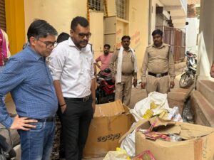 दिनारा व मगरौनी में अवैध पटाखा भंडारों पर प्रशासन की कार्यवाही, बड़ी मात्रा में पटाखे जब्त