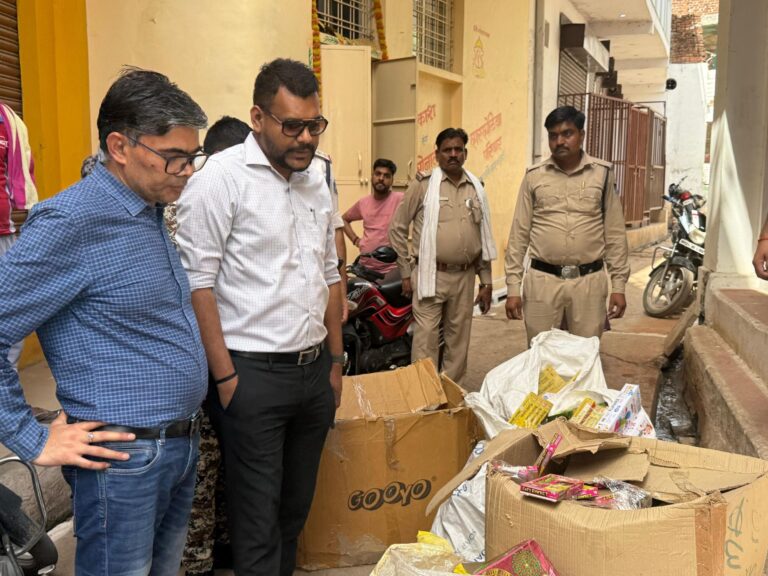 दिनारा व मगरौनी में अवैध पटाखा भंडारों पर प्रशासन की कार्यवाही, बड़ी मात्रा में पटाखे जब्त