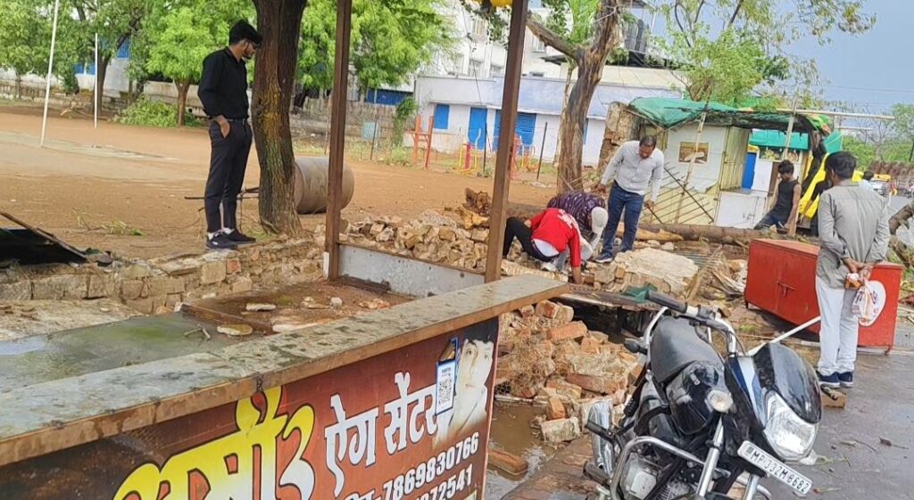शिवपुरी शहर सहित जिले में प्रकृति ने ढहाया कहर, कई जगह उखड़े पेड़, दबी गाड़ियां, इमलिया गांव में लगी आग
