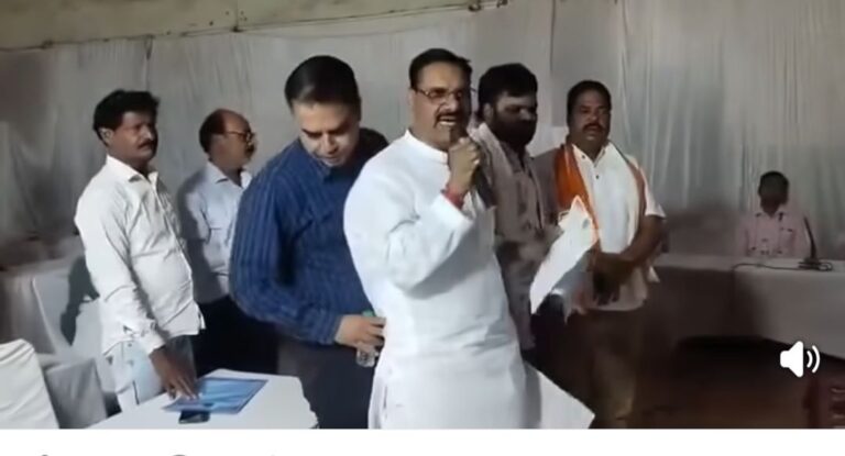 शहर की जनता मांग रही पानी, नगरपालिका में लग रहे मुर्दाबाद के नारे, अध्यक्ष के नजदीकी पार्षद दे रहे पीआईसी से इस्तीफा नपाध्यक्ष खुलेआम सीएमओ पर लगा रहीं भ्रष्टाचार के आरोप, माना कि शिवपुरी शहर बन गया कचराघर