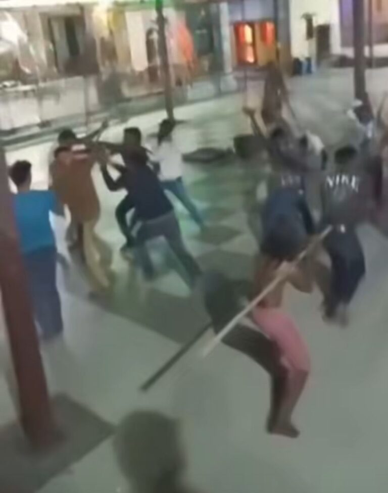 करेरा के बगीचा सरकार पर भोला पंडित लड़के लेकर पहुंचा, बाबा व समर्थकों ने खदेड़ा, वीडियो हुआ वायरल
