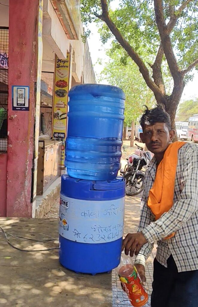 भीषण गर्मी के बीच चंद कदम चलने पर सूख रहा कंठ, नपा की प्याऊ बनी शोपीस, सेवाभावी लोग पिला रहे पानी