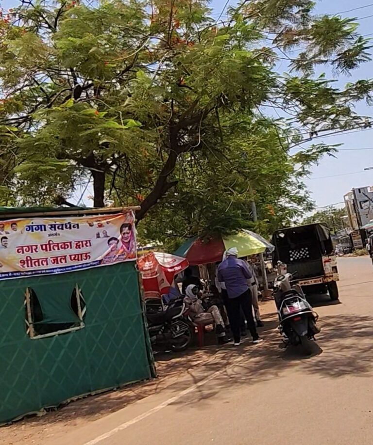भीषण गर्मी के बीच चंद कदम चलने पर सूख रहा कंठ, नपा की प्याऊ बनी शोपीस, सेवाभावी लोग पिला रहे पानी