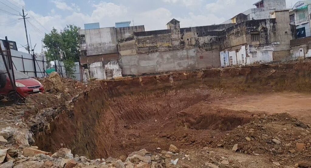 शहर के बीचोबीच गहराई तक मुरम की खुदाई मामले में भूमि मालिक को नोटिस देने की तैयारी में नपा
