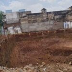 शहर के बीचोबीच गहराई तक मुरम की खुदाई मामले में भूमि मालिक को नोटिस देने की तैयारी में नपा