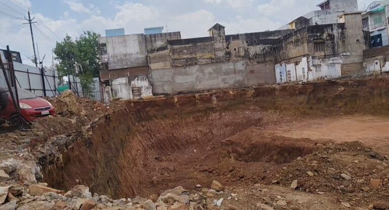 शहर के बीचोबीच गहराई तक मुरम की खुदाई मामले में भूमि मालिक को नोटिस देने की तैयारी में नपा