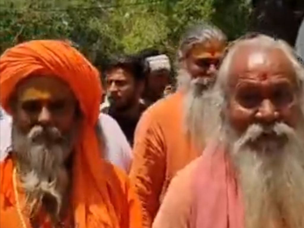 बगीचा सरकार विवाद में साधु संतों के साथ गुर्जर समाज ने सौंपा एसपी को ज्ञापन, दी आंदोलन की चेतावनी