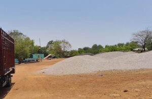 सिद्धेश्वर मेले में आए झूले, पार्किंग की जगह रेत-गिट्टी डंप, मेले के रंगमंच पर भी हुआ कब्जा