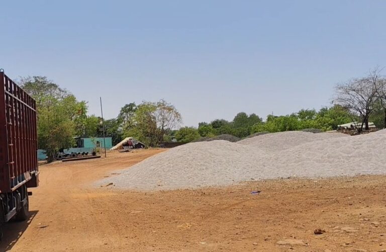 सिद्धेश्वर मेले में आए झूले, पार्किंग की जगह रेत-गिट्टी डंप, मेले के रंगमंच पर भी हुआ कब्जा