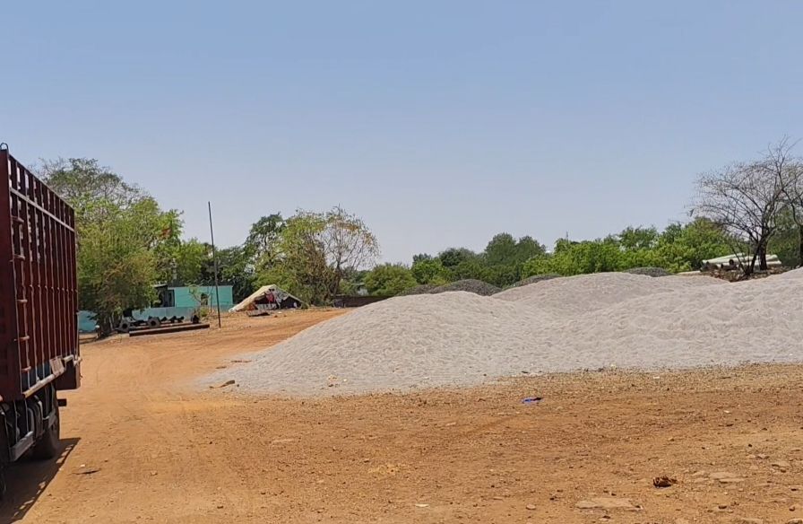 सिद्धेश्वर मेले में आए झूले, पार्किंग की जगह रेत-गिट्टी डंप, मेले के रंगमंच पर भी हुआ कब्जा