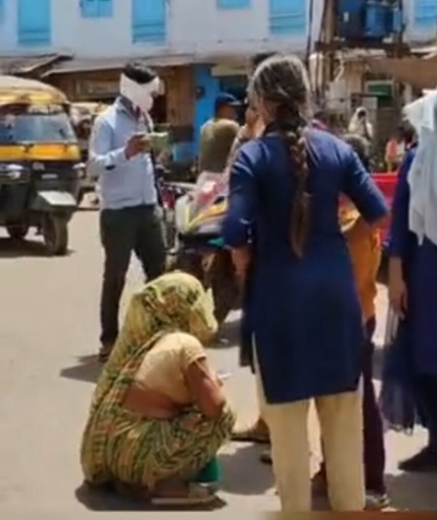 पेट्रोल छिड़ककर बच्चों सहित माधव चौक पर भरी दोपहरी में बैठी महिला, ममिया ससुर पर लगाए आरोप