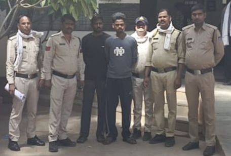 पेट्रोल छिड़ककर बच्चों सहित माधव चौक पर भरी दोपहरी में बैठी महिला, ममिया ससुर पर लगाए आरोप