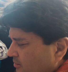 कॉकरोच से बचते नजर आए भाजपा प्रदेश अध्यक्ष खंडेलवाल एवं केंद्रीय मंत्री सिंधिया
