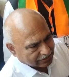 कॉकरोच से बचते नजर आए भाजपा प्रदेश अध्यक्ष खंडेलवाल एवं केंद्रीय मंत्री सिंधिया