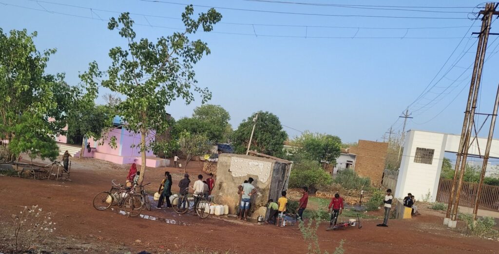 न्यायपालिका गेट के बाहर नौतपा की झुलसा देने वाली धूप में पानी ढो रहे बच्चे, युवा व महिलाएं