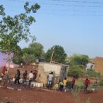 न्यायपालिका गेट के बाहर नौतपा की झुलसा देने वाली धूप में पानी ढो रहे बच्चे, युवा व महिलाएं