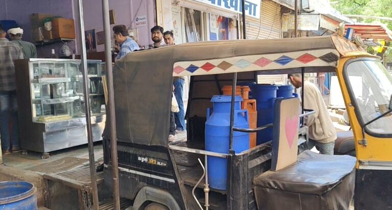 शिवपुरी में दूधियों की मनमानी के चलते खत्म नहीं हो पा रही हड़ताल, ब्लैक में बिक रहा दूध