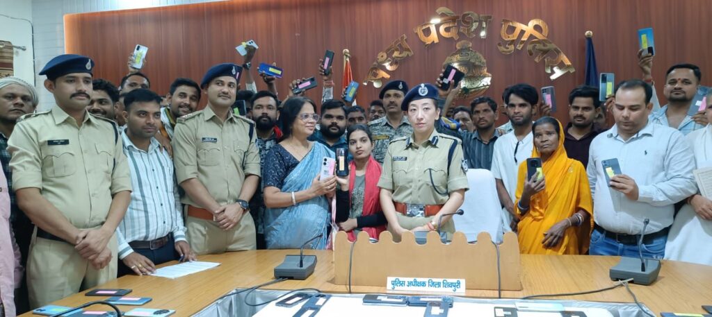 पुलिस ने लौटाई 120 लोगों की खोई हुई जिंदगी: साइबर सेल ने ढूंढ निकाले खोए हुए मोबाइल