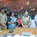 पुलिस ने लौटाई 120 लोगों की खोई हुई जिंदगी: साइबर सेल ने ढूंढ निकाले खोए हुए मोबाइल