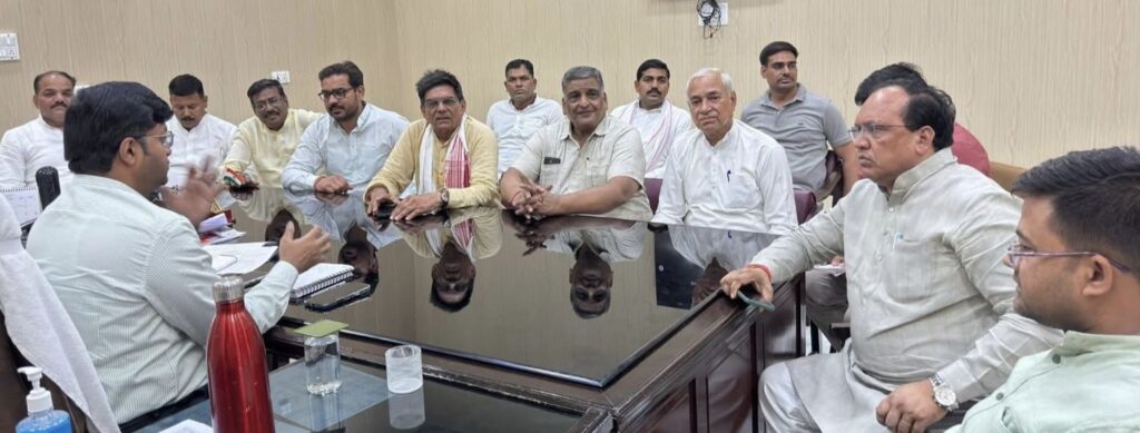 तो फिर यह लोग हैं कौन?, जिन्हें पुराने भाजपा के लोग अपना मान नहीं रहे, कांग्रेस कह रही: सरेंडर होकर गिड़गिड़ाने पहुंचे