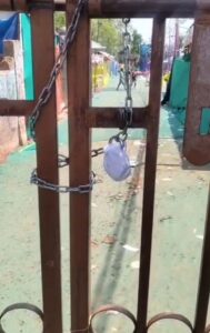 शिवपुरी के प्राचीन सिद्धेश्वर मेले के गेट पर प्रशासन ने जड़ा ताला, बिना राशि जमा किए शुरू कर दिया था मेला