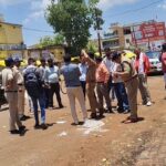 आदर्श सड़क: कोर्ट रोड पर व्यवस्थाएं देखने सड़क पर उतरे एसडीएम व एसडीओपी