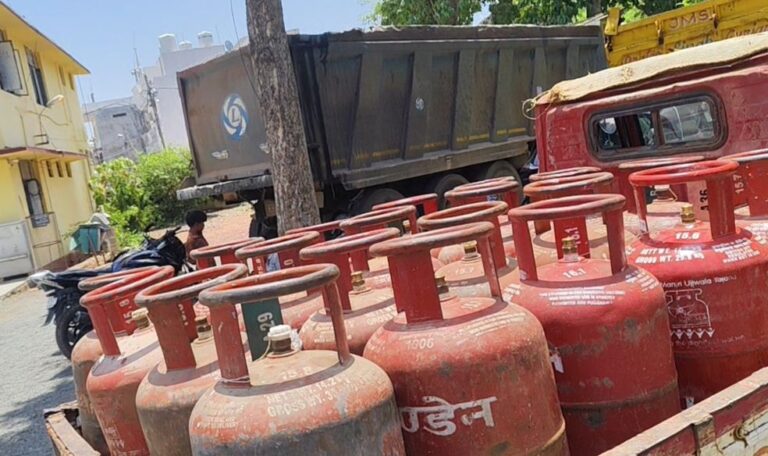 रसोई गैस पर दाम बढ़ाकर सरकार मार रही, इधर एजेंसी वाले गैस चुराकर जेब काट रहे