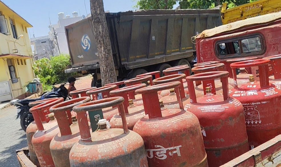 रसोई गैस पर दाम बढ़ाकर सरकार मार रही, इधर एजेंसी वाले गैस चुराकर जेब काट रहे