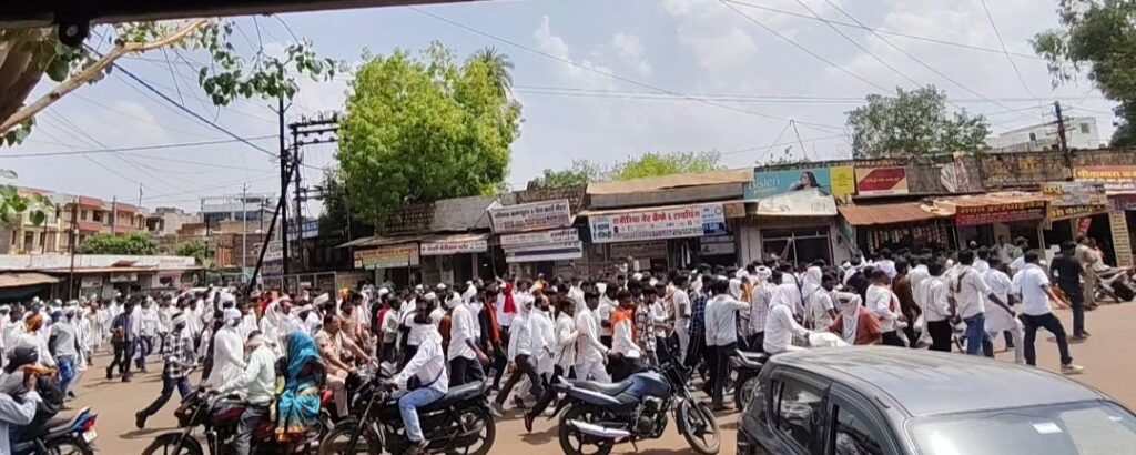 टाइगरों को पालतू मवेशी खिलाने, विस्थापित गांवों का मुआवजा मांगने किया रेली प्रदर्शन