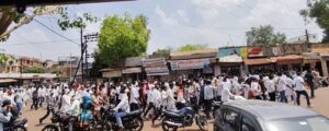 टाइगरों को पालतू मवेशी खिलाने, विस्थापित गांवों का मुआवजा मांगने किया रेली प्रदर्शन