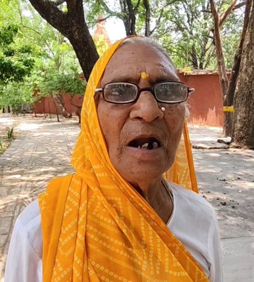 बाणगंगा के कुण्डों की हर साल सफाई करवाती हैं 84 वर्षीय धनती राठौर, ताकि भर सके बारिश का साफ पानी
