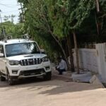 गाड़ी से हटी नपाध्यक्ष की प्लेट, लगने लगे कयास, नपाध्यक्ष बोलीं: कुत्तों की लड़ाई में टूटी