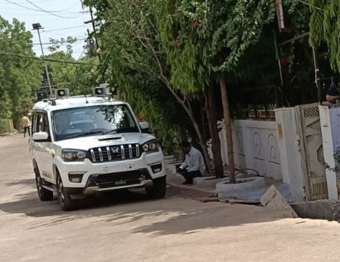 गाड़ी से हटी नपाध्यक्ष की प्लेट, लगने लगे कयास, नपाध्यक्ष बोलीं: कुत्तों की लड़ाई में टूटी