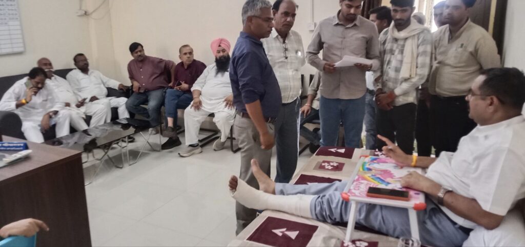 साहब का पैर खा गया झटका, अब 7 दिन में खाद की जांच कैसे होगी?, शायद यही पूछने आए थे वेयर हाउस संचालक