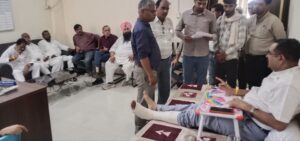 साहब का पैर खा गया झटका, अब 7 दिन में खाद की जांच कैसे होगी?, शायद यही पूछने आए थे वेयर हाउस संचालक