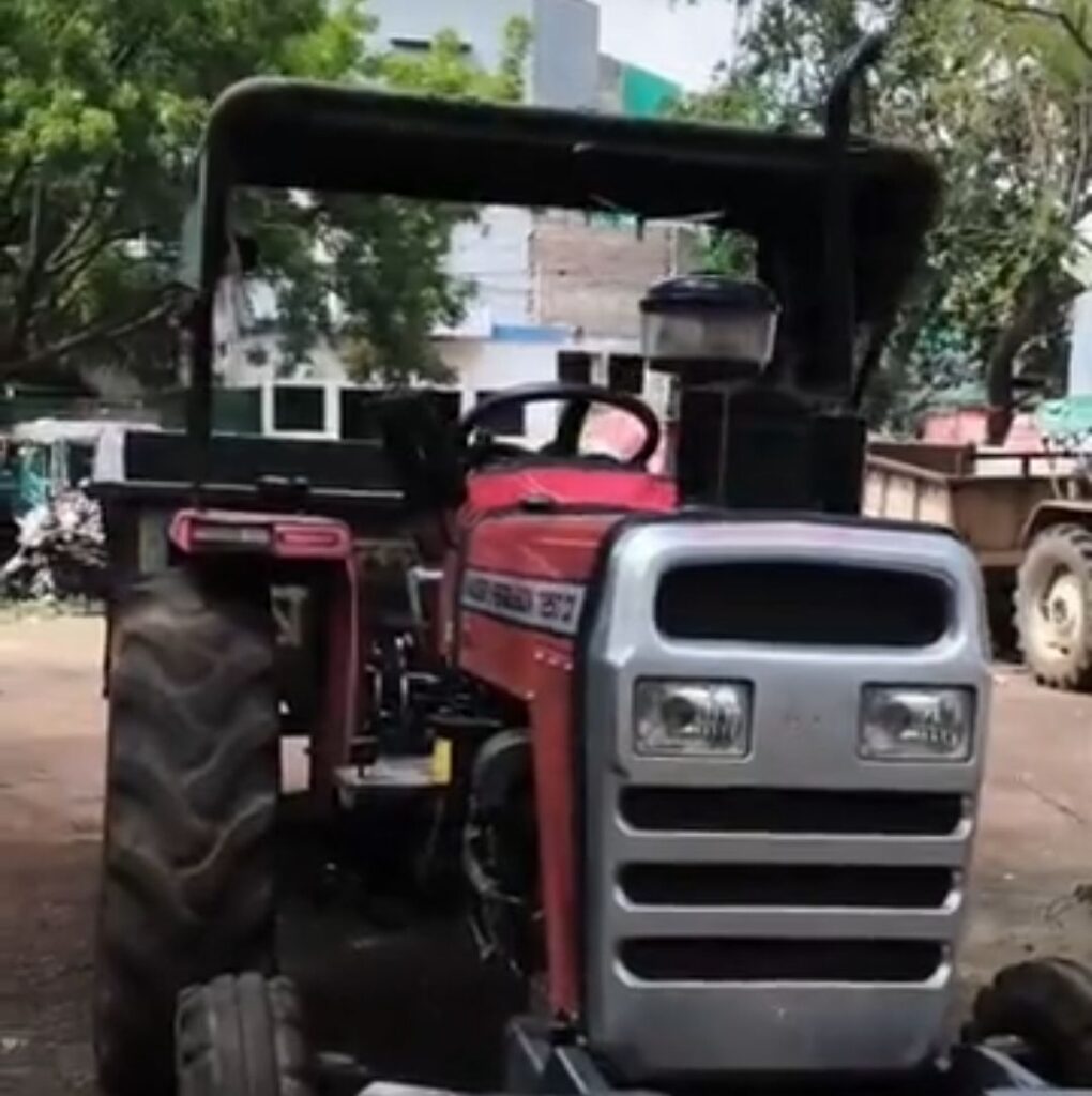इधर किसान खाद के लिए परेशान, उधर गाड़ियों में भरकर ले जा रहे 79 खाद के कट्टे किए जब्त