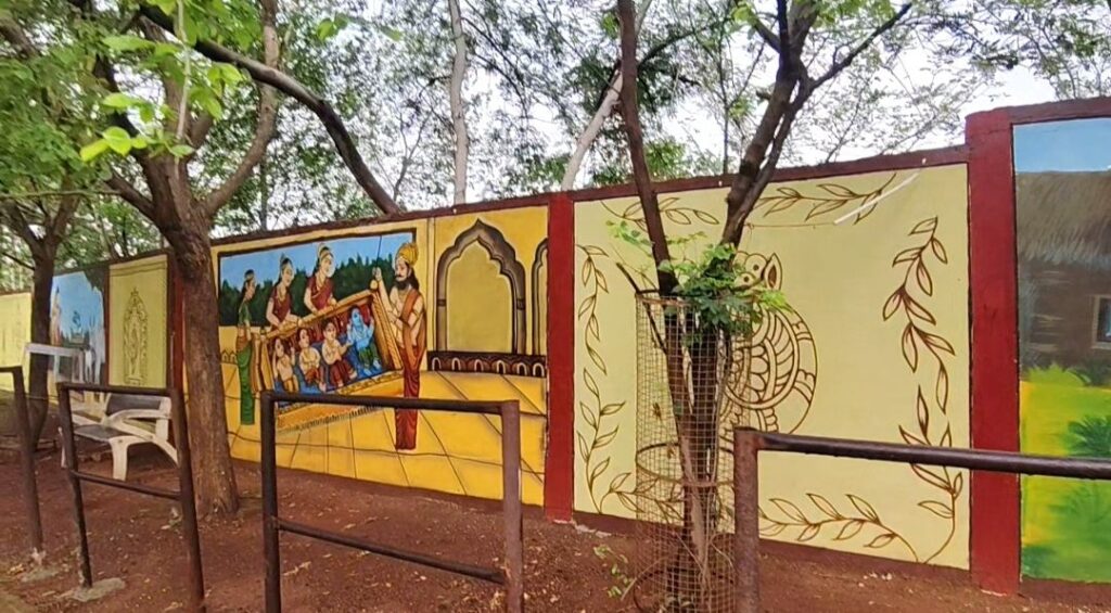 फिजिकल की दीवारों पर रामायण के पात्रों की पेंटिंग को रोशन करने वाली लाइटें ले गए चोर