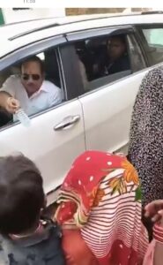 जिन मतदाताओं ने बनाया विधायक, उनके पानी मांगने पर विधायक दिखा रहे बिसलरी की बोतल