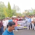 दो वर्गों की भीड़ कलेक्ट्रेट पहुंची: पंप अटेंडर बोले: वेतन दिलाओ या भीख मांगने की परमीशन