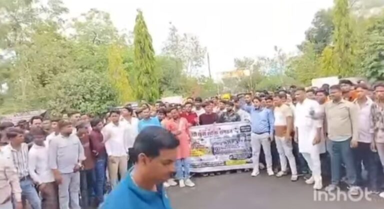 दो वर्गों की भीड़ कलेक्ट्रेट पहुंची: पंप अटेंडर बोले: वेतन दिलाओ या भीख मांगने की परमीशन
